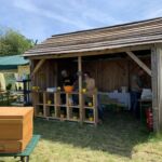 Aufbau. Vorne im Bild: eine Beute (darin halten wir unsere Bienen)